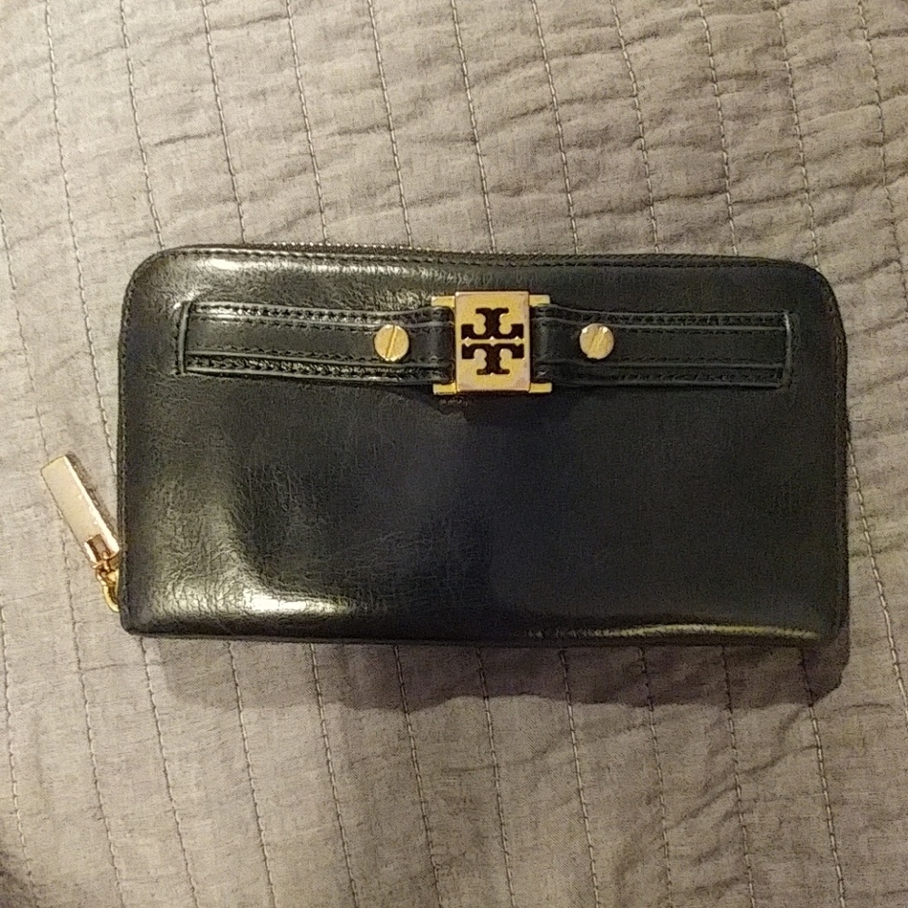 Black leather Tory Burch wallet